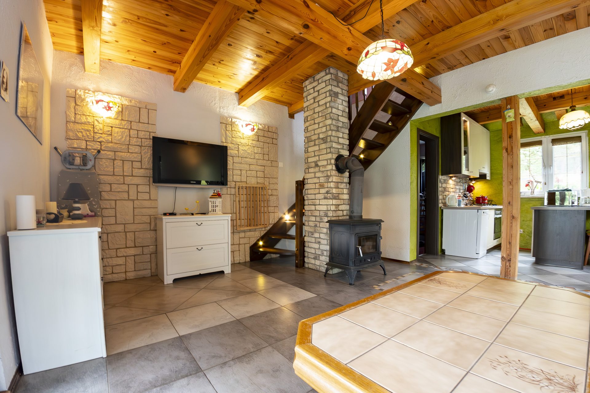 Strawberry &mdash; living room with a fireplace